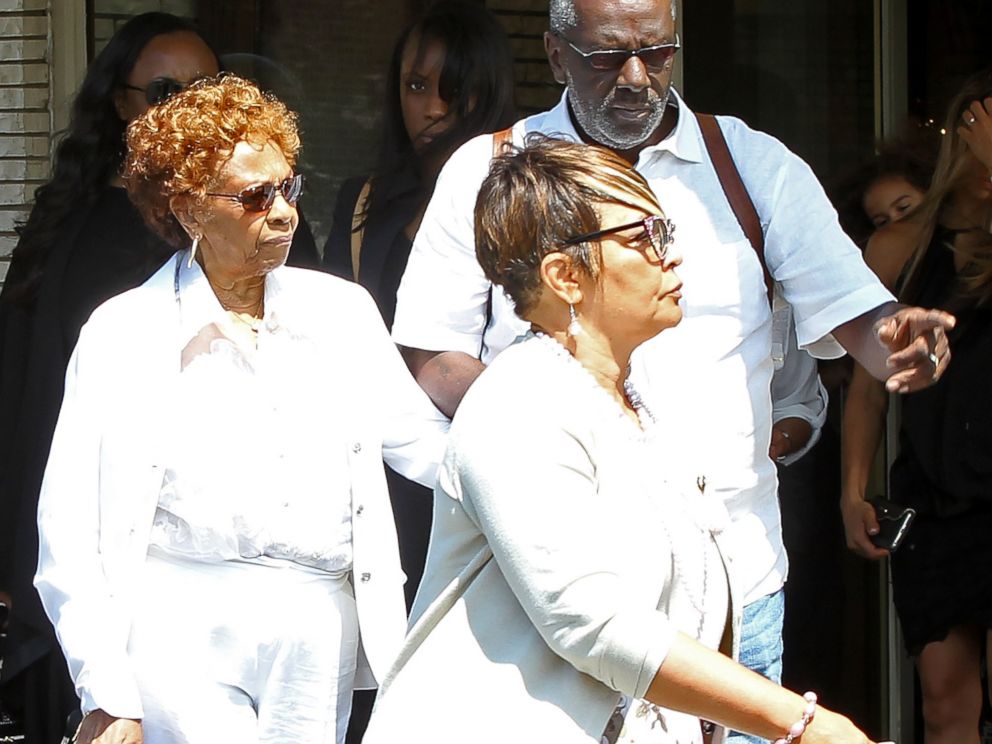 PHOTO: Cissy Houston (L) attends a funeral service for Bobbi Kristina Brown at the Whigham Funeral Home on Aug. 3, 2015 in Newark, New Jersey.