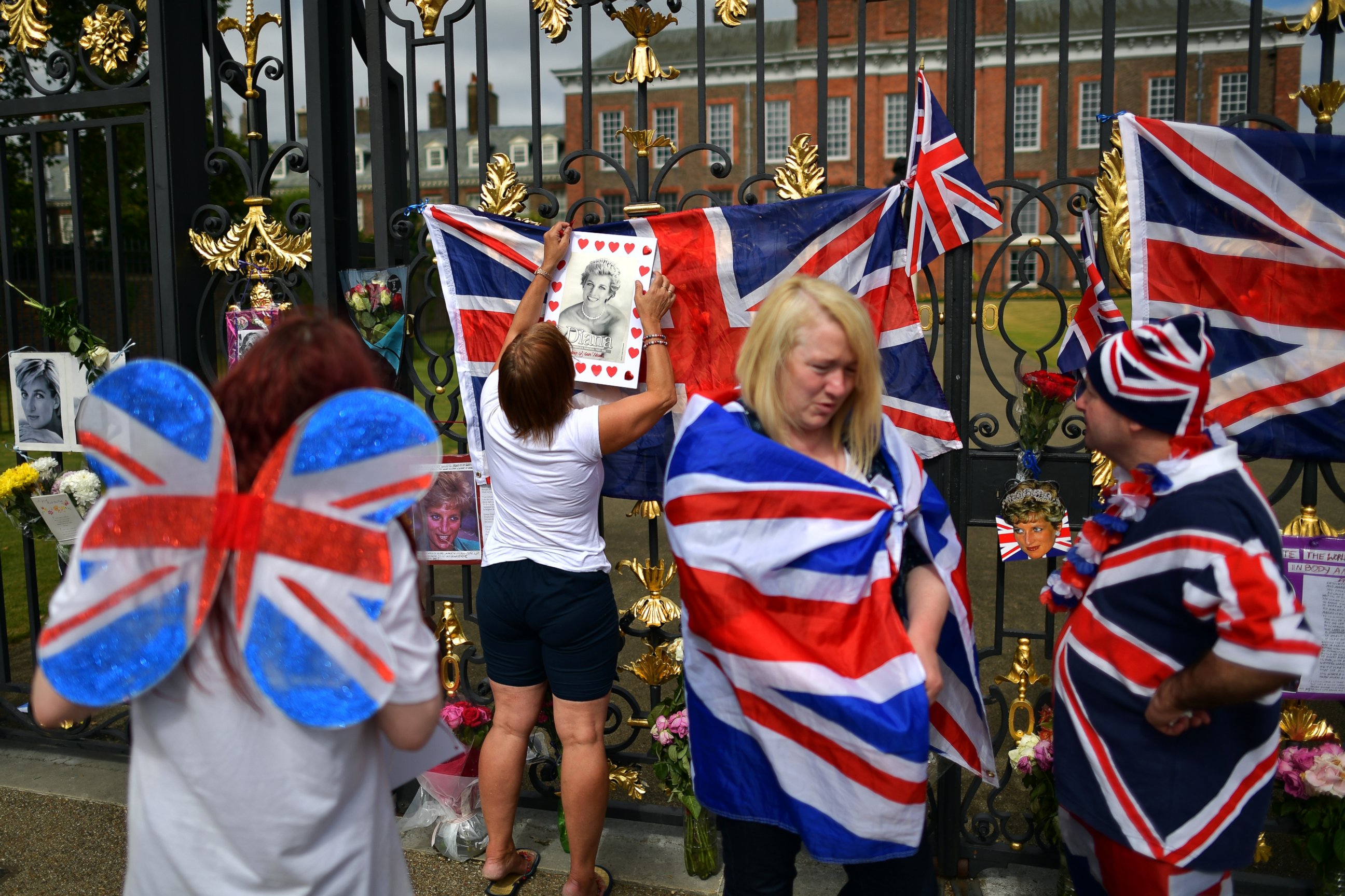 PHOTO: A royal supporter hangs a tribute to Princess Diana on a gate to Kensington Palace on Au. 31, 2016 in London, England.