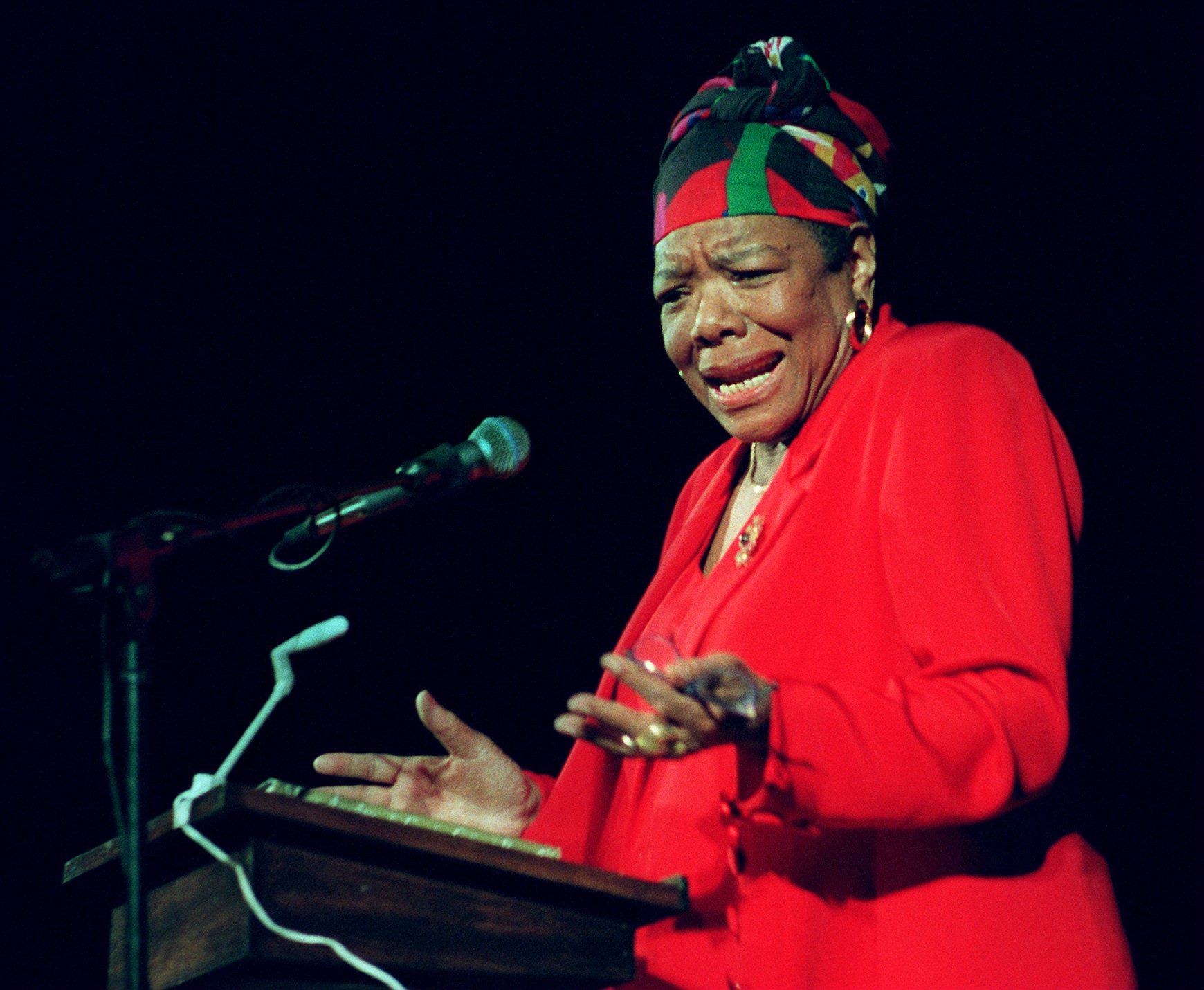 PHOTO: Dr. Maya Angelou delivers poetry to an audience of Tufts University students at the Somerville Theatre in this April 28, 1997 file photo.