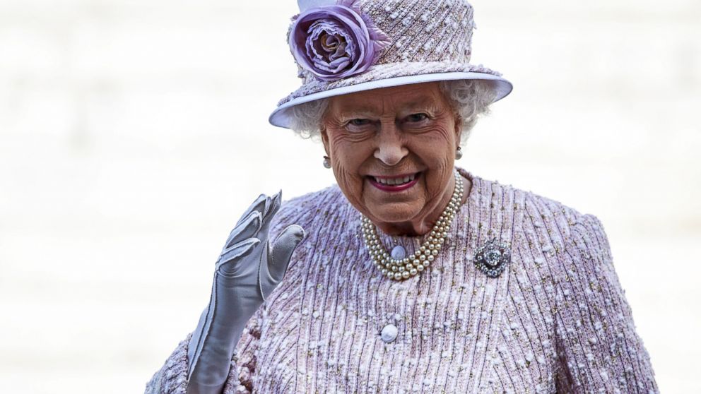 Britain's Queen Elizabeth II waves as she leaves a Service of Commemoration at St Martin-in-the-Fields church, Aug.15, 2015,  in central London.