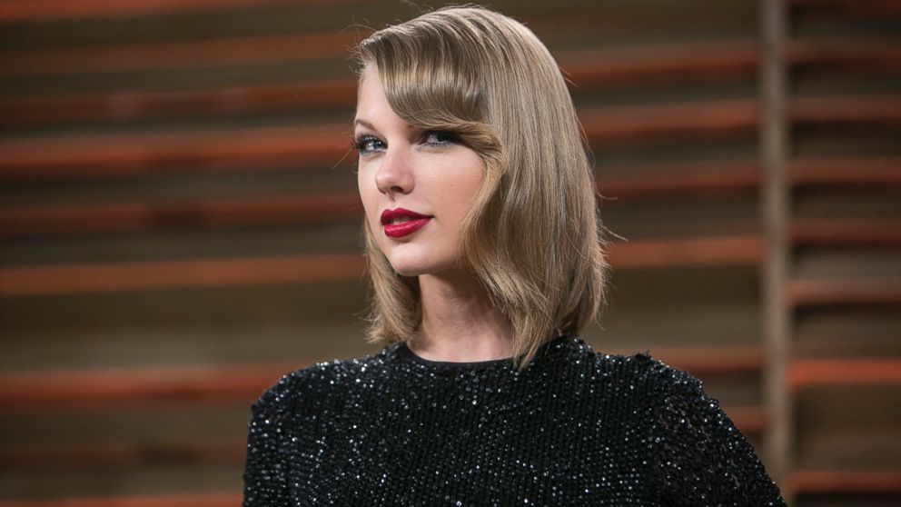 Taylor Swift arrives to the 2014 Vanity Fair Oscar Party on March 2, 2014 in West Hollywood, California. 