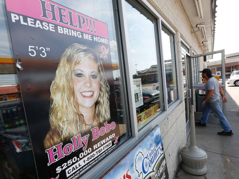 PHOTO: In this Sept. 9, 2014, file photo, a poster offering a reward for information in the disappearance of Holly Bobo, is displayed in a store window in Parsons, Tenn.