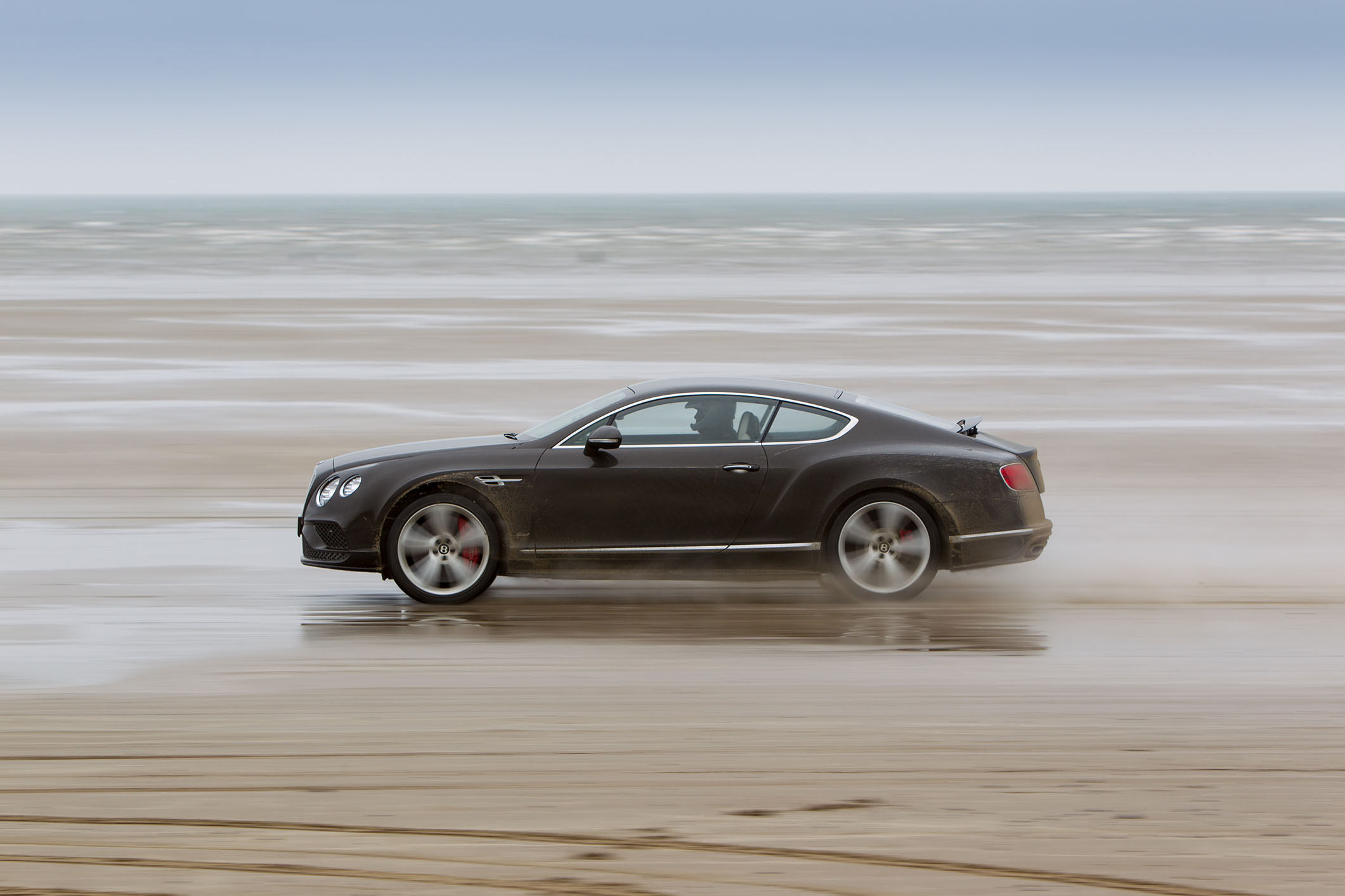 PHOTO: Bentley announced that British actor Idris Elba broke a land speed record by reaching an average speed of 180.361 mph over one mile on Pendine Sands in south Wales.