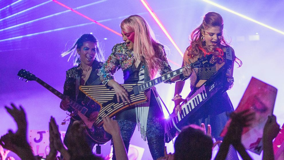 jem-and-the-holograms-trailer-debuts-how-the-film-seems-to-differ