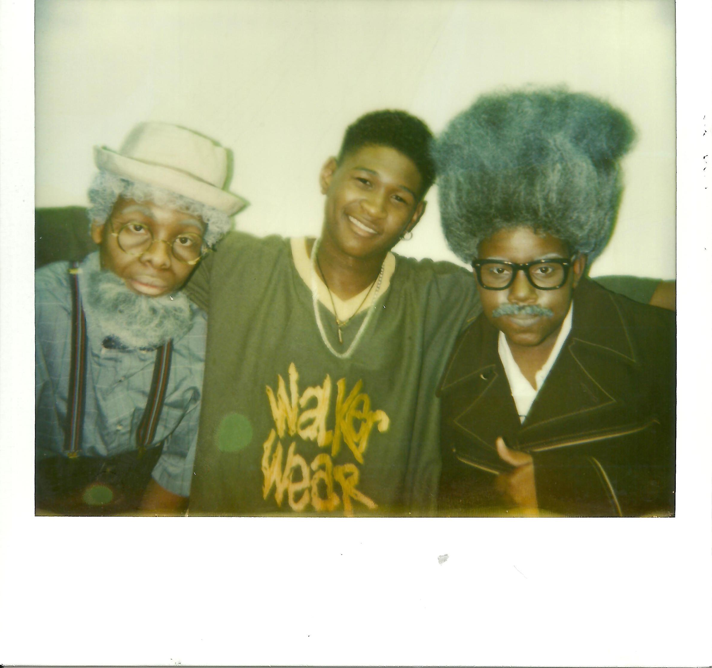 PHOTO: While wearing their Mavis and Clavis costumes, Kel Mitchell and Kenan Thompson pose with Usher.