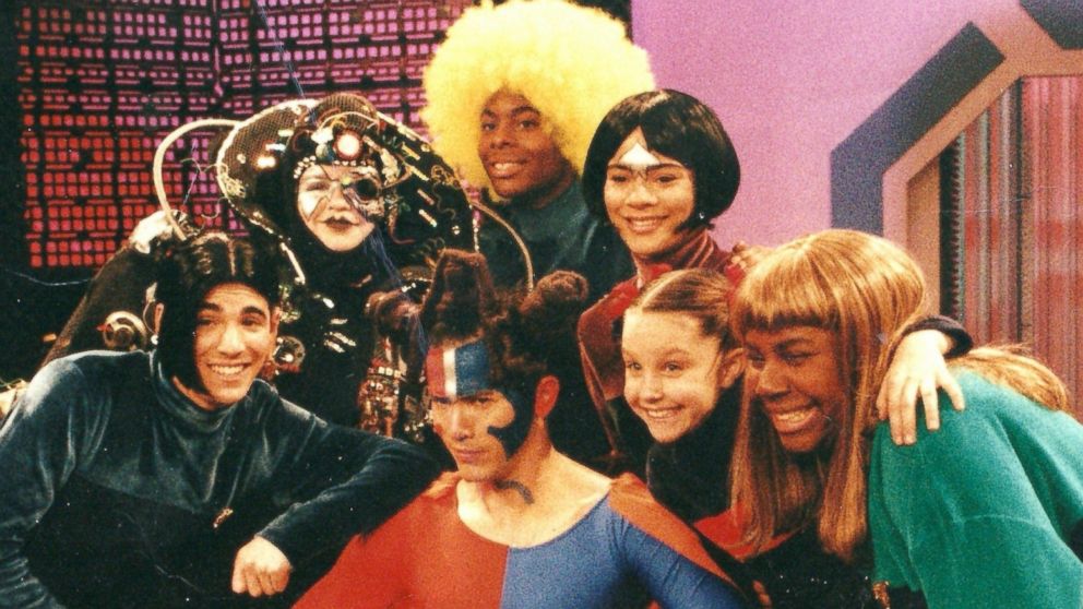 PHOTO: Kel Mitchell appears with his "All That" cast members, while in costume on set.