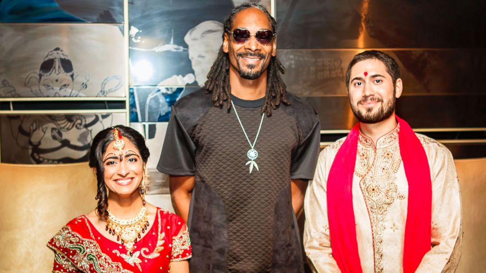Snoop Dogg showed up unexpectedly at the Chicago wedding of Neesha Ghadiali and Joe Scheller.