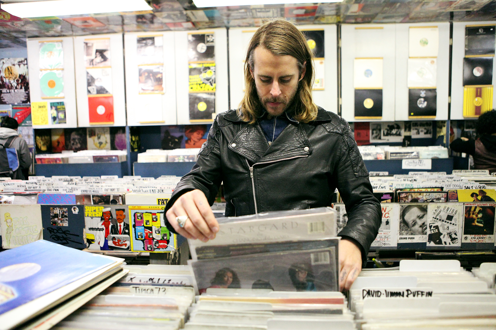 PHOTO: Zach Cowie is pictured browsing through vinyl records at A1 Records in New York City on Jan. 19, 2015. 