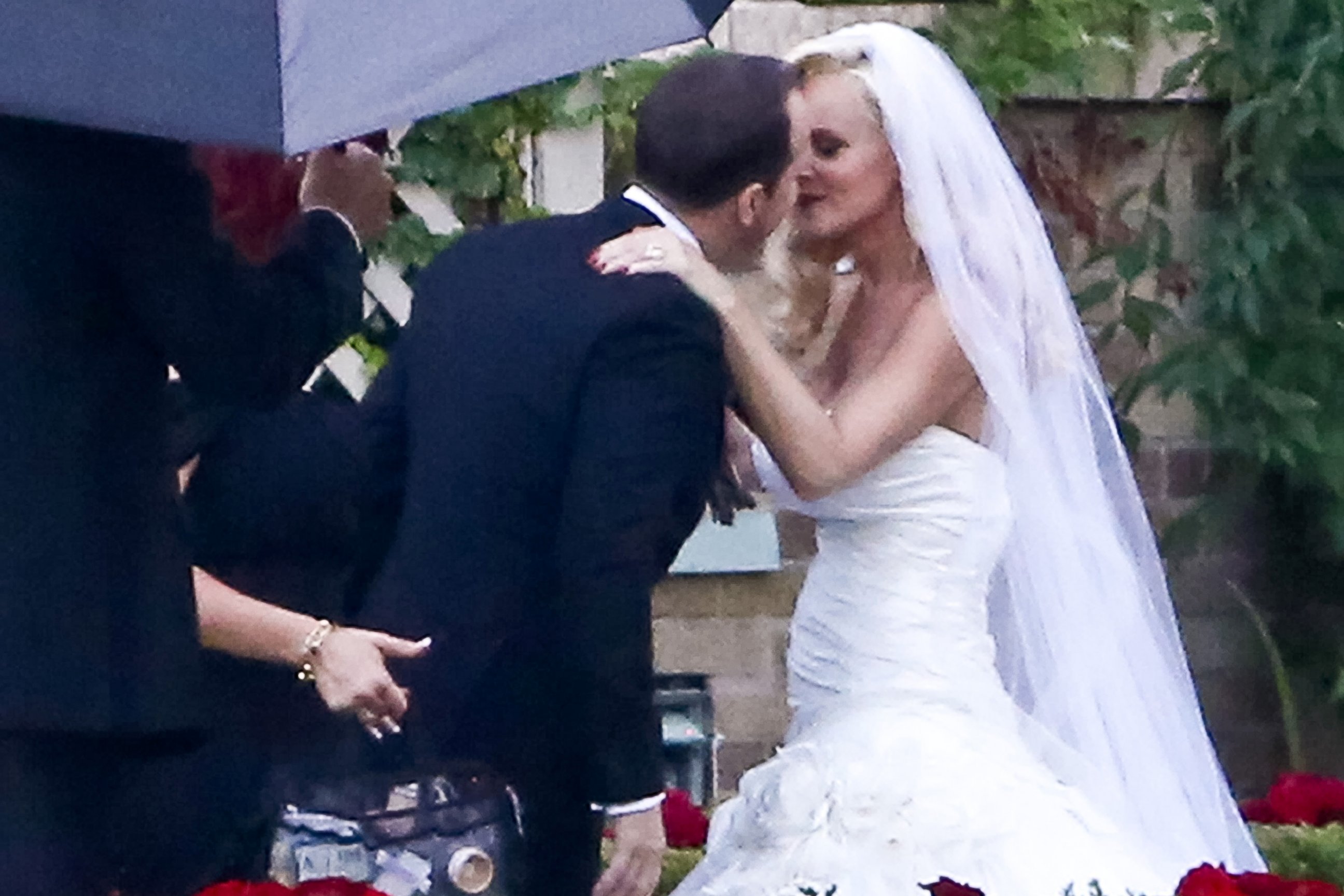 PHOTO: Jenny McCarthy and Donnie Wahlberg kiss on their wedding in St. Charles, Ill. on Aug. 31, 2014.