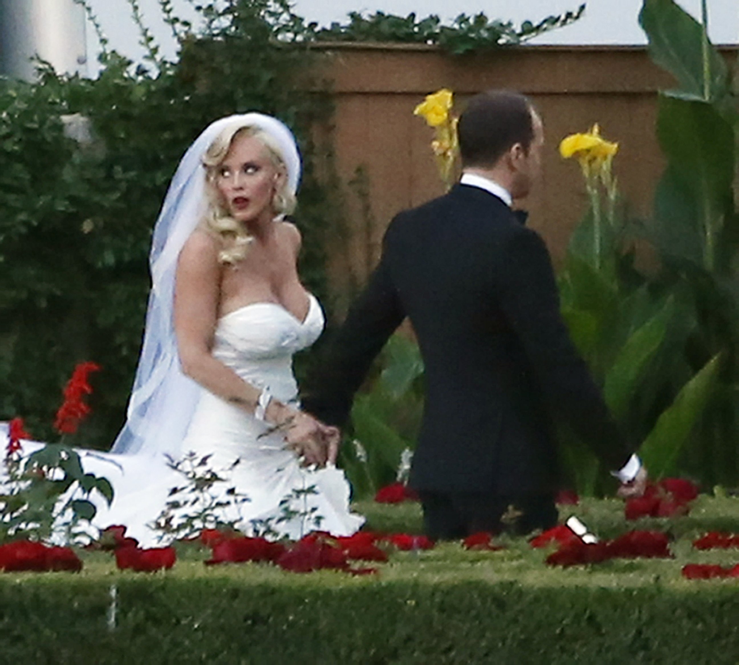 PHOTO: Jenny McCarthy and Donnie Wahlberg on their wedding in St. Charles, Ill. on Aug. 31, 2014.