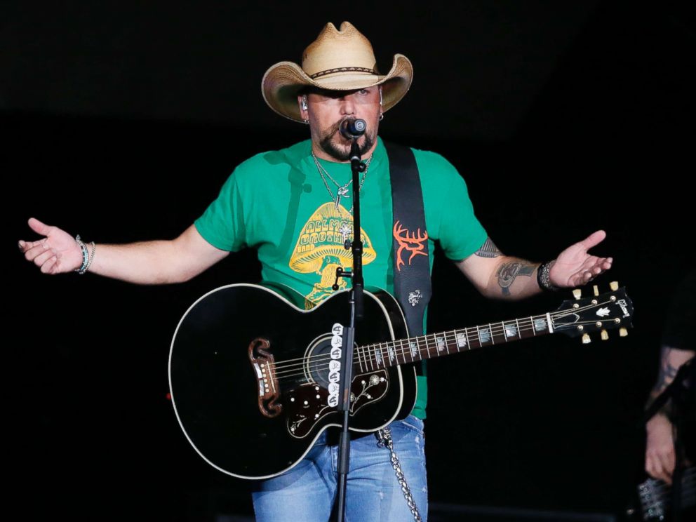 PHOTO: Jason Aldean addresses the crowd about the shooting in Las Vegas during his concert in Tulsa, Okla., Oct. 12, 2017.