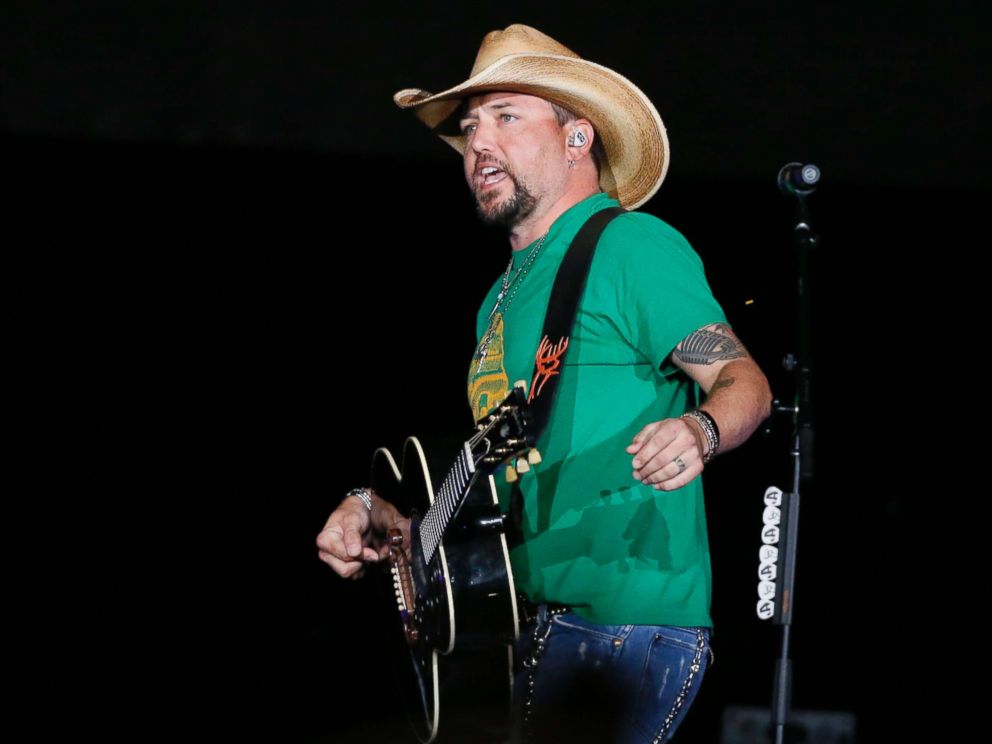 PHOTO: Country star Jason Aldean addresses the crowd about the shooting in Las Vegas during his concert in Tulsa, Okla., Oct. 12, 2017.