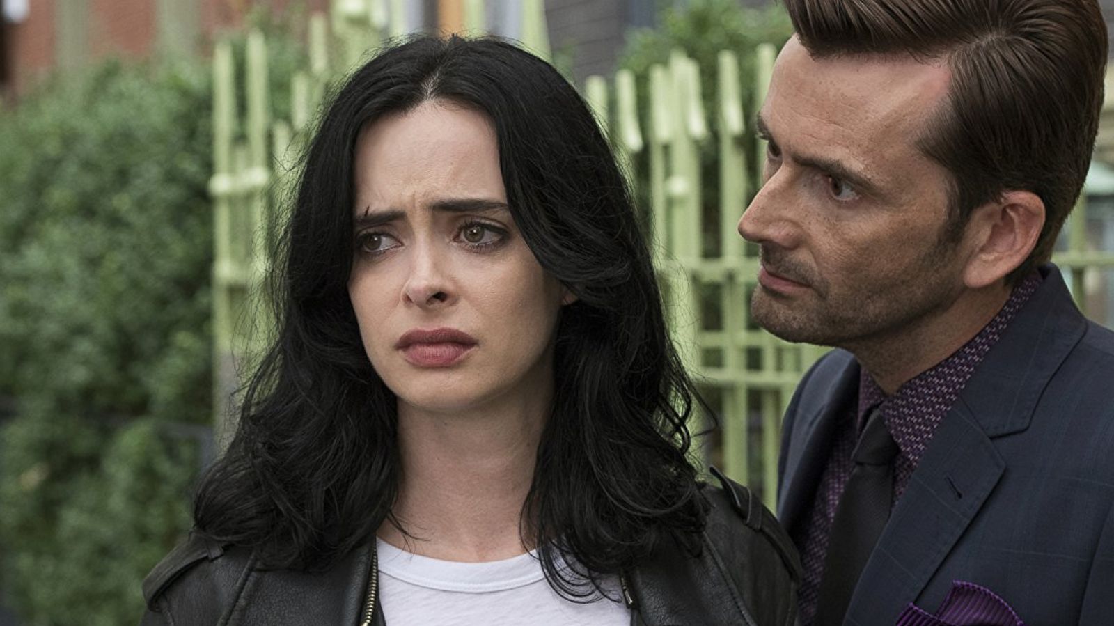 PHOTO: Krysten Ritter and David Tennant in Jessica Jones (2015).