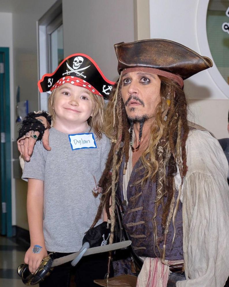 Johnny Depp visits children's hospital dressed as Captain Jack ...