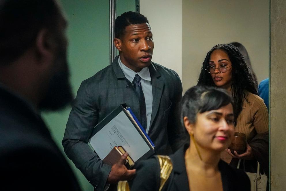 PHOTO: Actor Jonathan Majors, center, arrives at court for his domestic abuse trial, Tuesday, Dec. 5, 2023, in New York.
