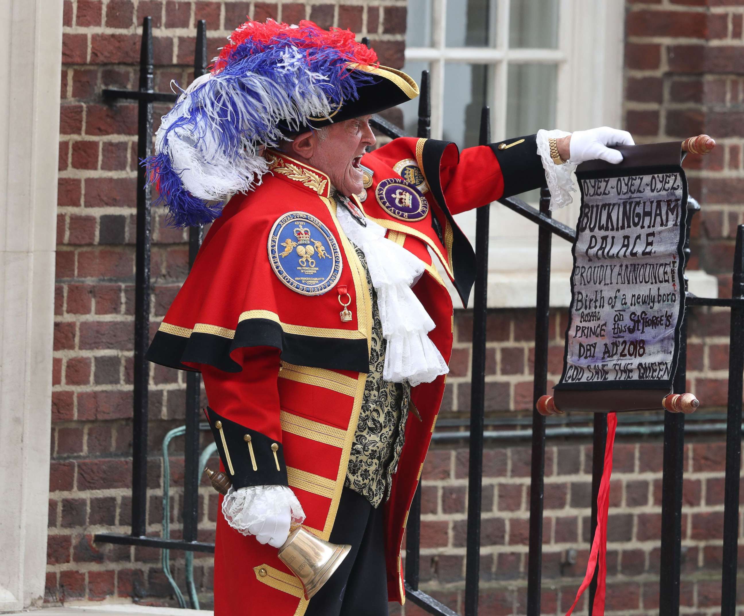 PHOTO: A man outside of the Lindo Wing at St. Mary's Hospital announces the birth of Prince William and Duchess Kate's third child on April 23, 2018.