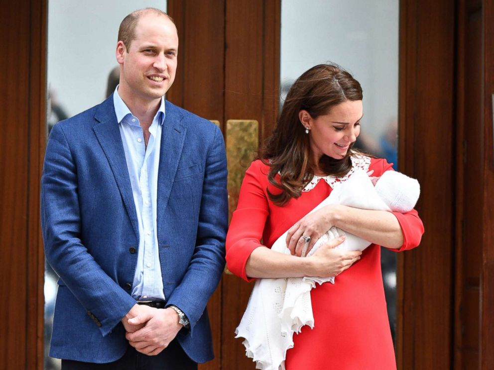 Prince William and Princess Kate posing with their newborn child, Image source: ABC news