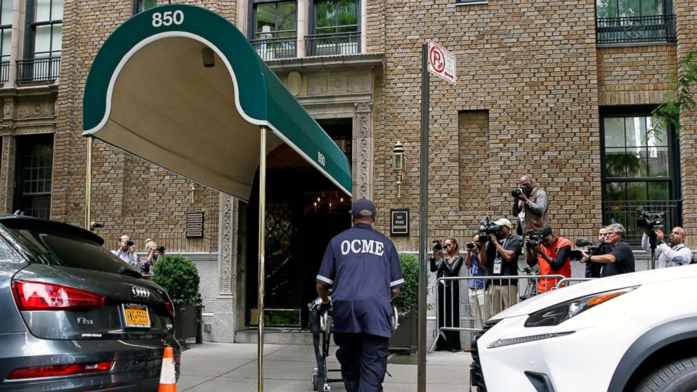 PHOTO: A medical examiner arrives at the front entrance to the Park Avenue apartment of designer Kate Spade in New York, June 5, 2018.
