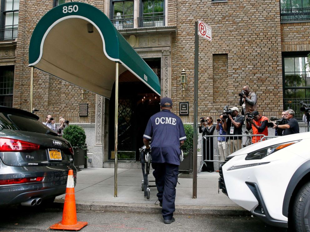 PHOTO: A medical examiner arrives at the front entrance to the Park Avenue apartment of designer Kate Spade in New York, June 5, 2018.