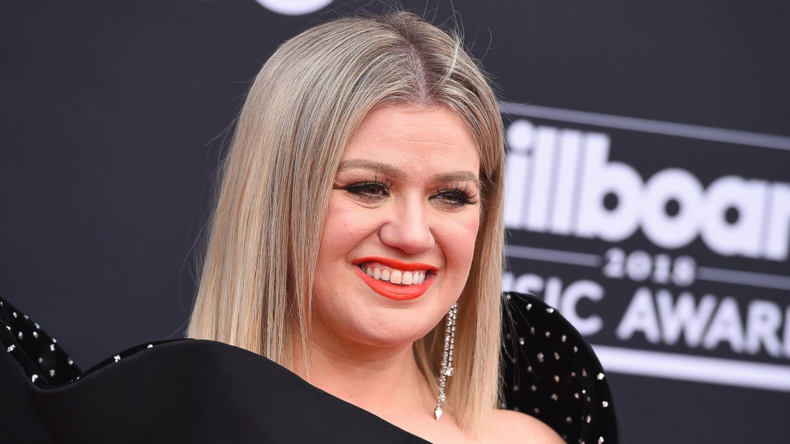 Kelly Clarkson arrives at the Billboard Music Awards at the MGM Grand Garden Arena on Sunday, May 20, 2018, in Las Vegas.