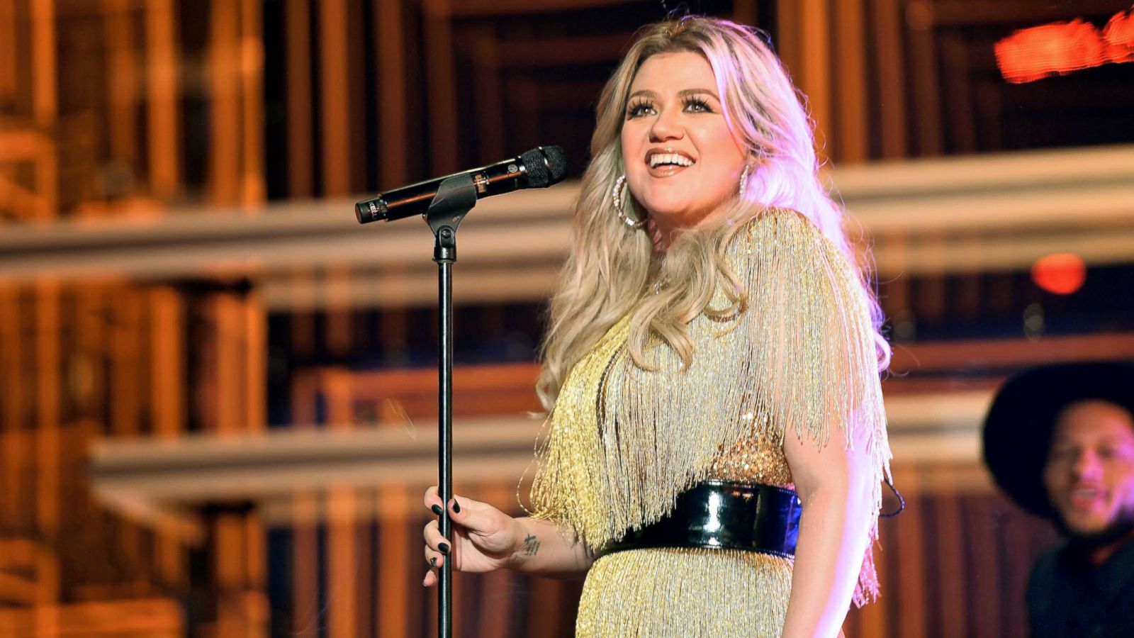 PHOTO: Host Kelly Clarkson performs onstage at the 2018 Billboard Music Awards, May 20, 2018, in Las Vegas.