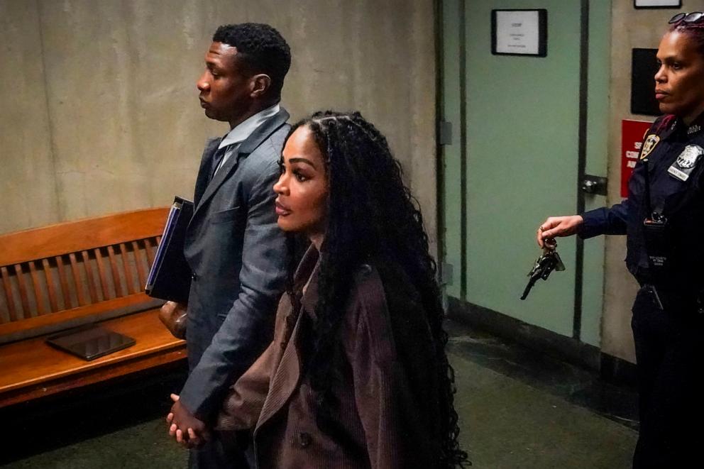 PHOTO: Jonathan Majors, left, leaves the courtroom, during a lunch break in his domestic assault trial, Tuesday, Dec. 5, 2023, in New York. 