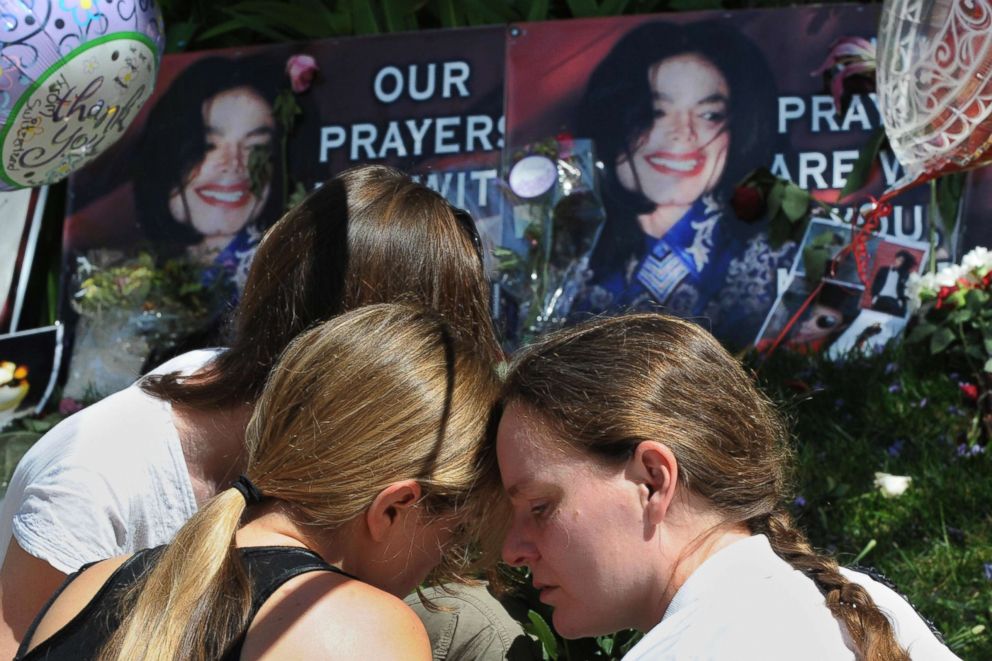 PHOTO: Fans grieve outside the rented Holmby Hills home of music legend Michael Jackson after his recent death, in Los Angeles on June 29, 2009.