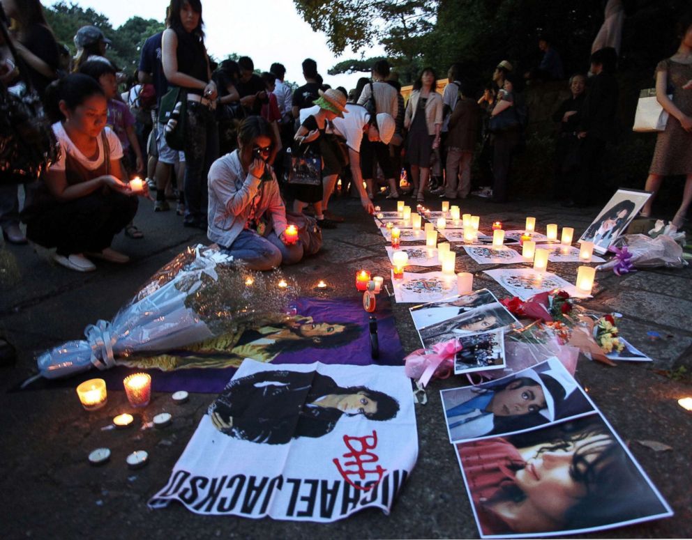 PHOTO: Fans mourn for Michael Jackson's death during a candlelight memorial gathering at Yoyogi Park on June 27, 2009 in Tokyo, Japan.
