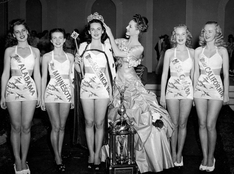 PHOTO: Miss America 1946 Marilyn Buferd crowns the new Miss America 1947, Barbara Jo Walker, of Memphis, Tennessee in Atlantic City, N.J.