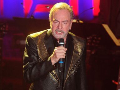 Neil Diamond thanks firefighters battling wildfire with surprise performance