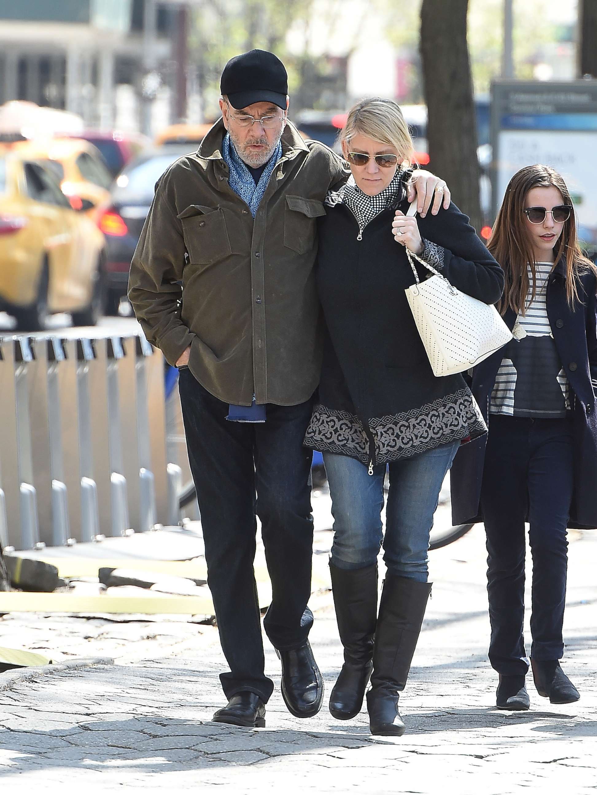 PHOTO: Neil Diamond with his wife Katie McNeil stroll in Central Park, New York City, April 11, 2016. 