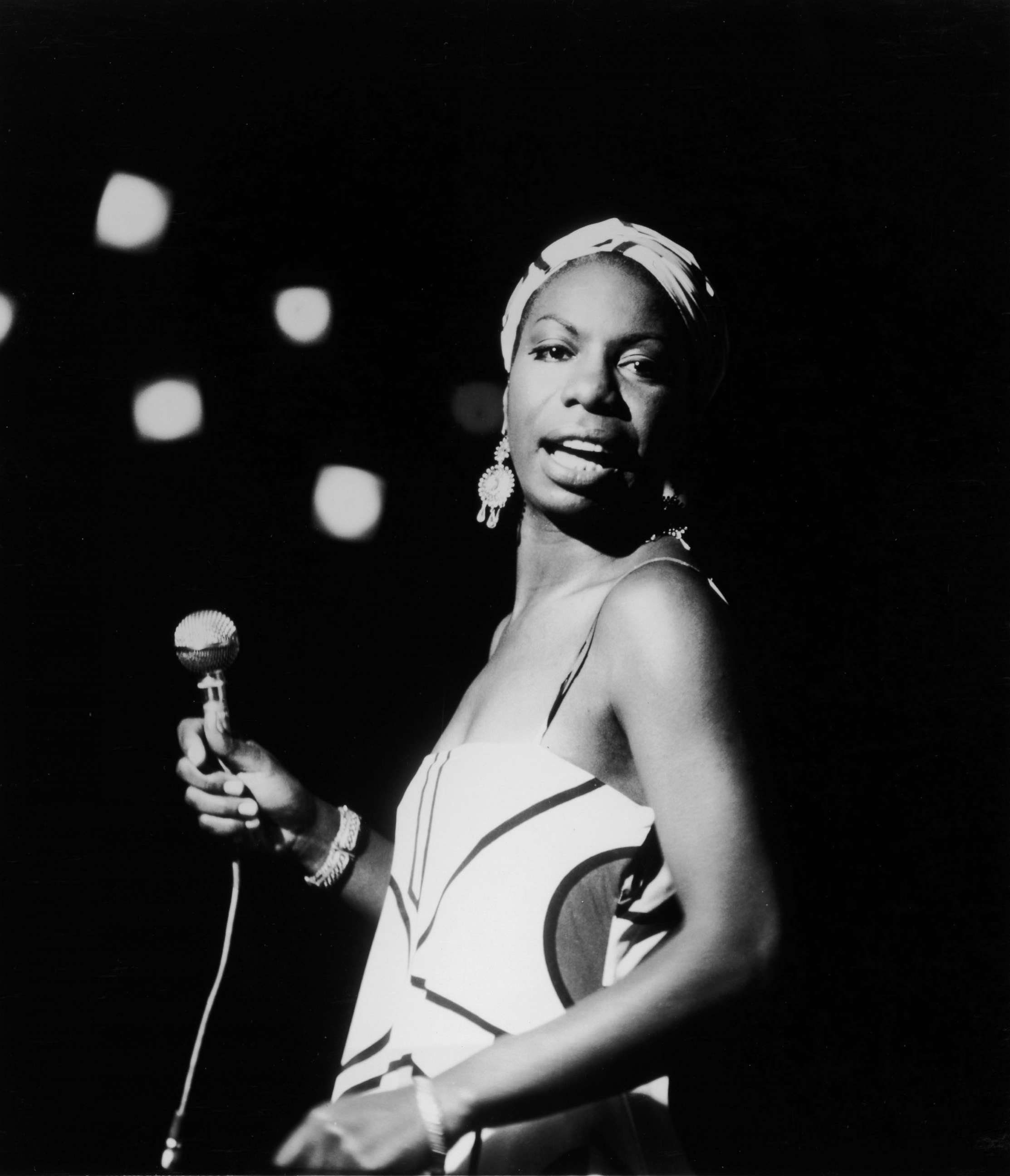 PHOTO: American pianist and jazz singer Nina Simone performs, Oct. 18, 1964.