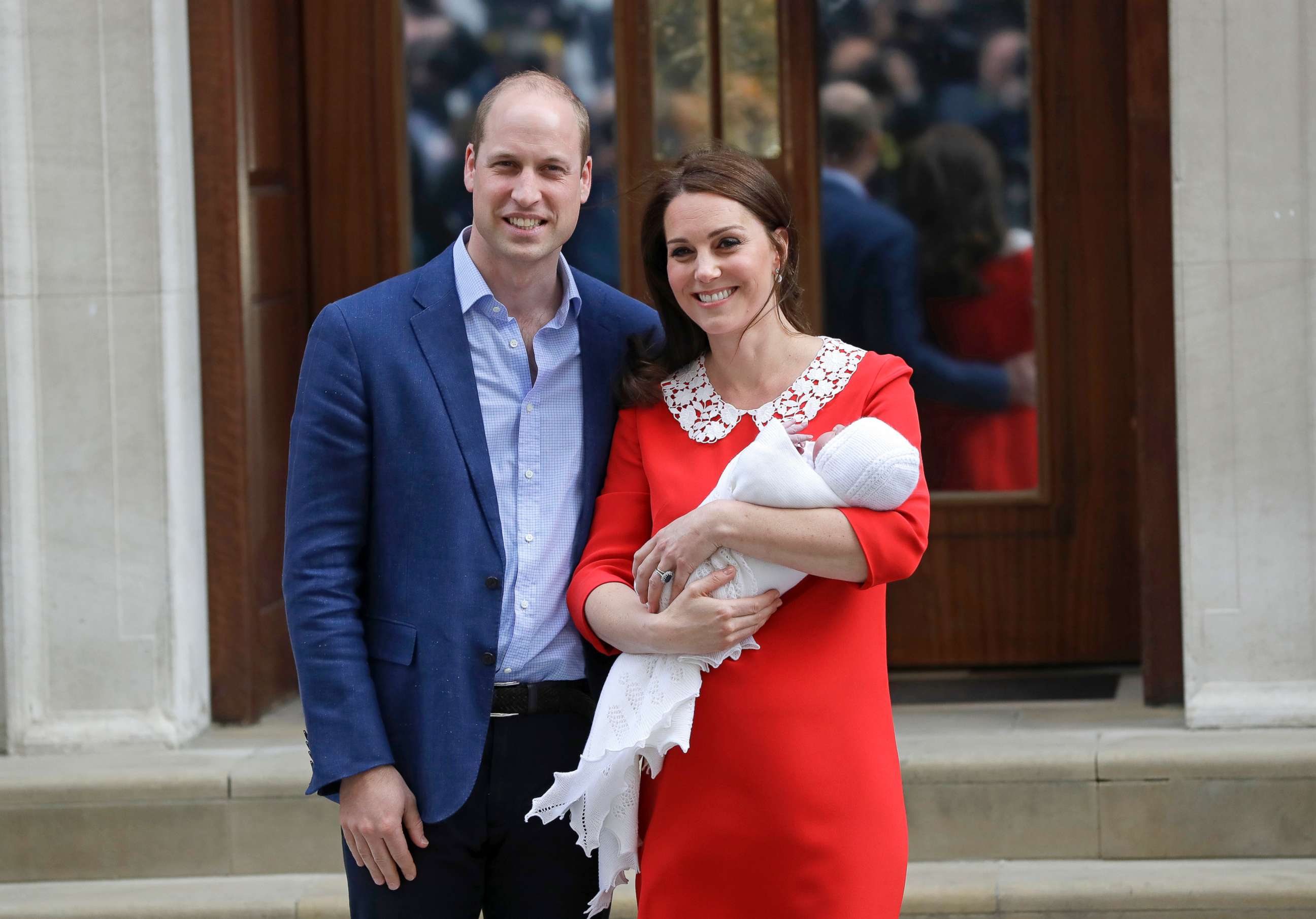 PHOTO: Britain's Prince William and Kate, Duchess of Cambridge pose for a photo with their newborn baby son as they leave the Lindo wing at St Mary's Hospital in London, April 23, 2018.