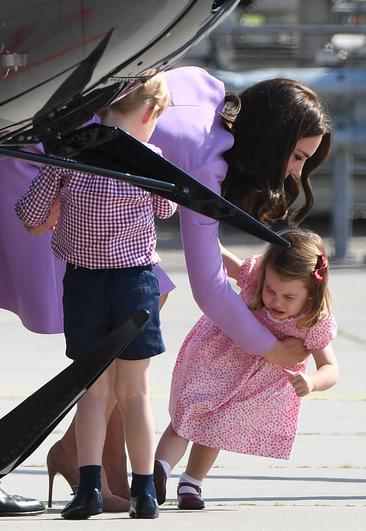 PHOTO: Kate the Duchess of Cambridge and her children Prince George and Princess Charlotte visit an Airbus helicopter on the tarmac of the Airbus compound in Hamburg, Germany, July 21,2017.
