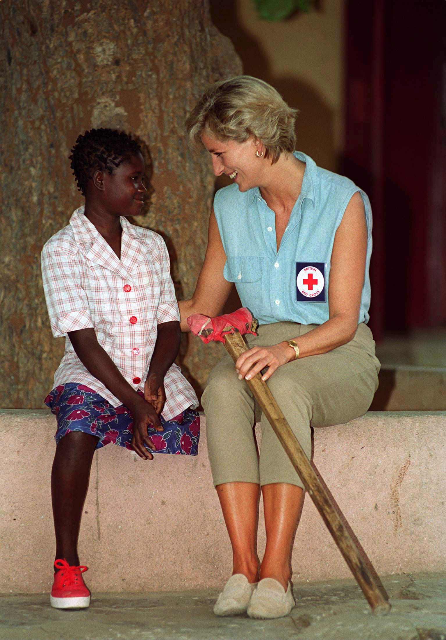 PHOTO: Diana, Princess Of Wales, At Neves Bendinha Orthopaedic Workshop in Luanda, Angola, Jan. 14, 1997, with 13 year old Sandra Thijika from Saurino, whol lost her leg to a mine in 1994.