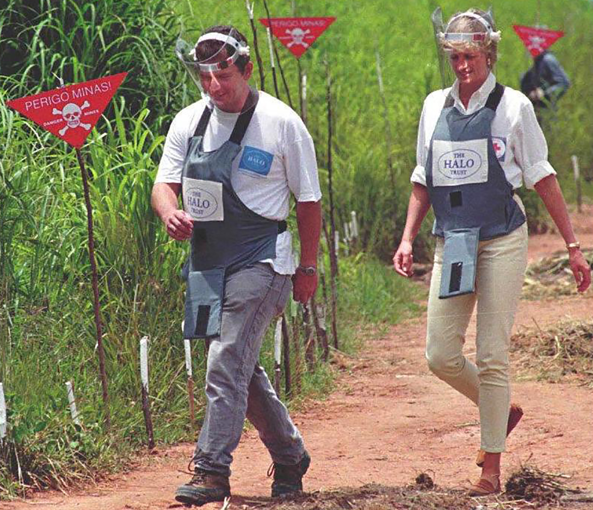 PHOTO: Britain's Princess Diana during her visit to the minefields in the high plateau near Huambo.