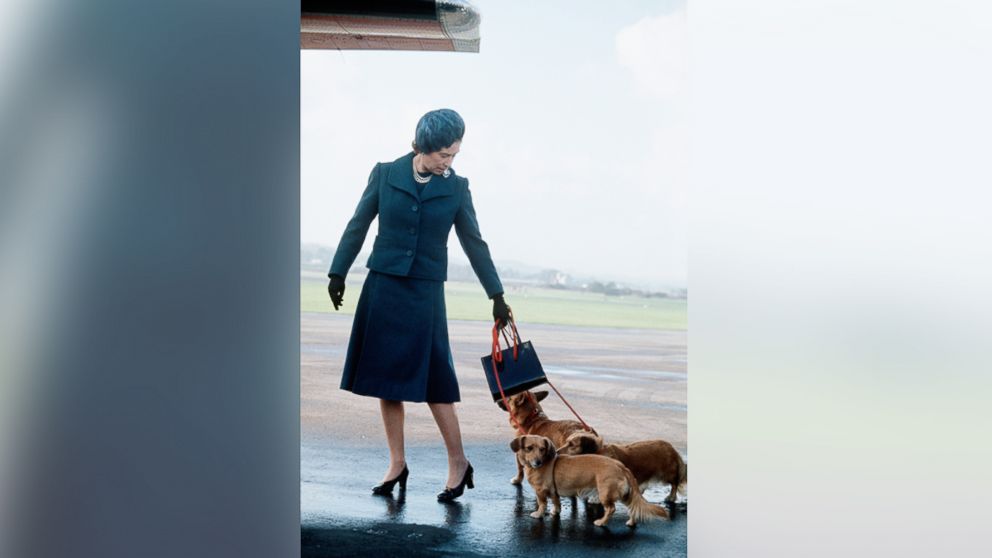 PHOTO: Queen Elizabeth II arrives at Aberdeen Airport with her corgis to start her holidays in Balmoral, Scotland in 1974. 