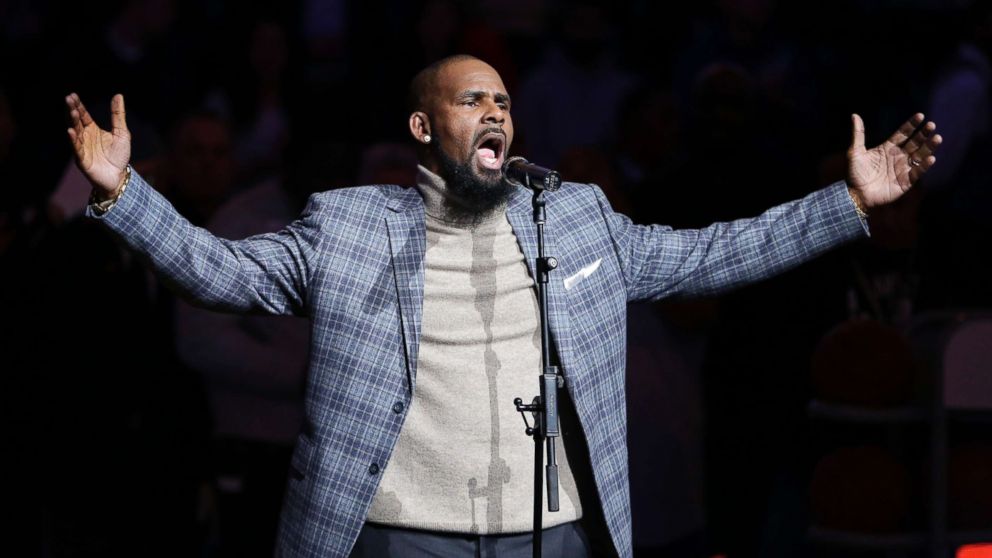 fotó: R. Kelly a nemzeti himnuszt adja elő a Brooklyn Nets és az Atlanta Hawks közötti NBA-meccs előtt New Yorkban, novemberben. 17, 2015.