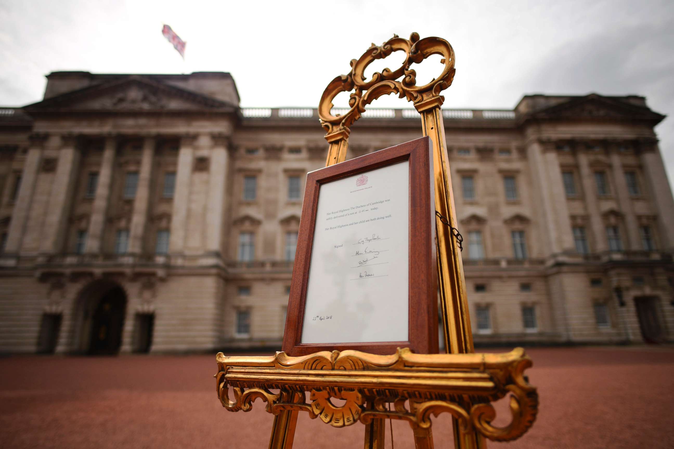 PHOTO: A notice is placed on an easel announcing the birth of the new Royal baby, in the forecourt of Buckingham Palace, in London, April 23, 2018.