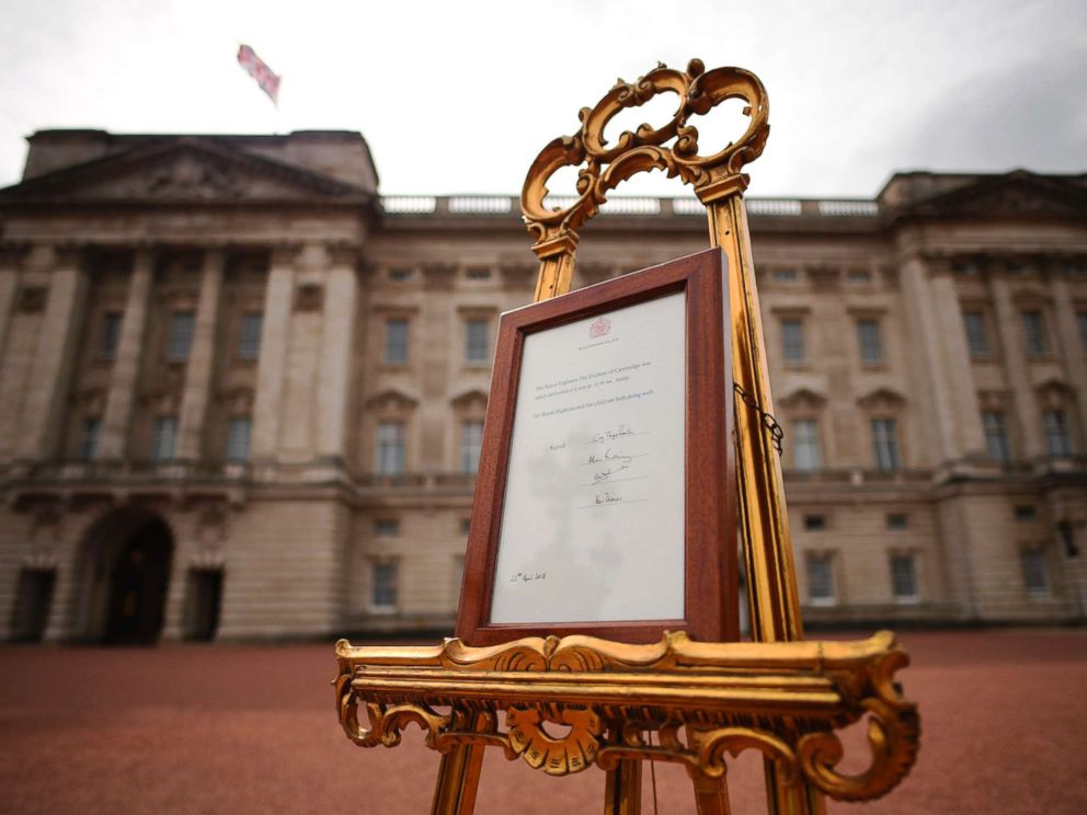 PHOTO: A notice is placed on an easel announcing the birth of the new Royal baby, in the forecourt of Buckingham Palace, in London, April 23, 2018.