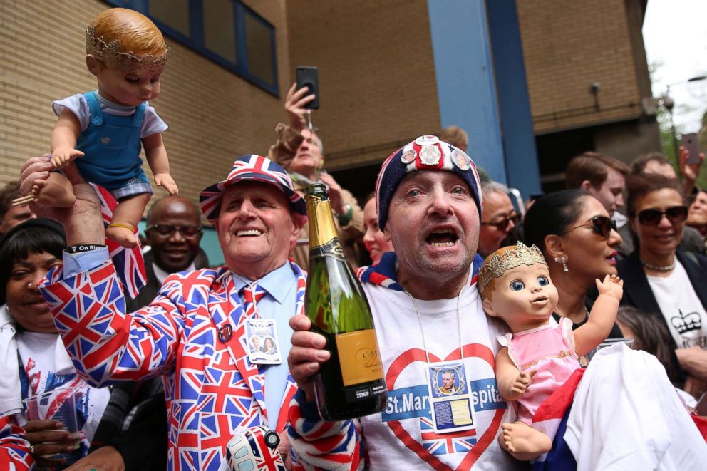 PHOTO: Royal fans celebrate the news that Britain's Catherine, Duchess of Cambridge gave birth to a baby boy outside the Lindo Wing at St Mary's Hospital in London, April 23, 2018.