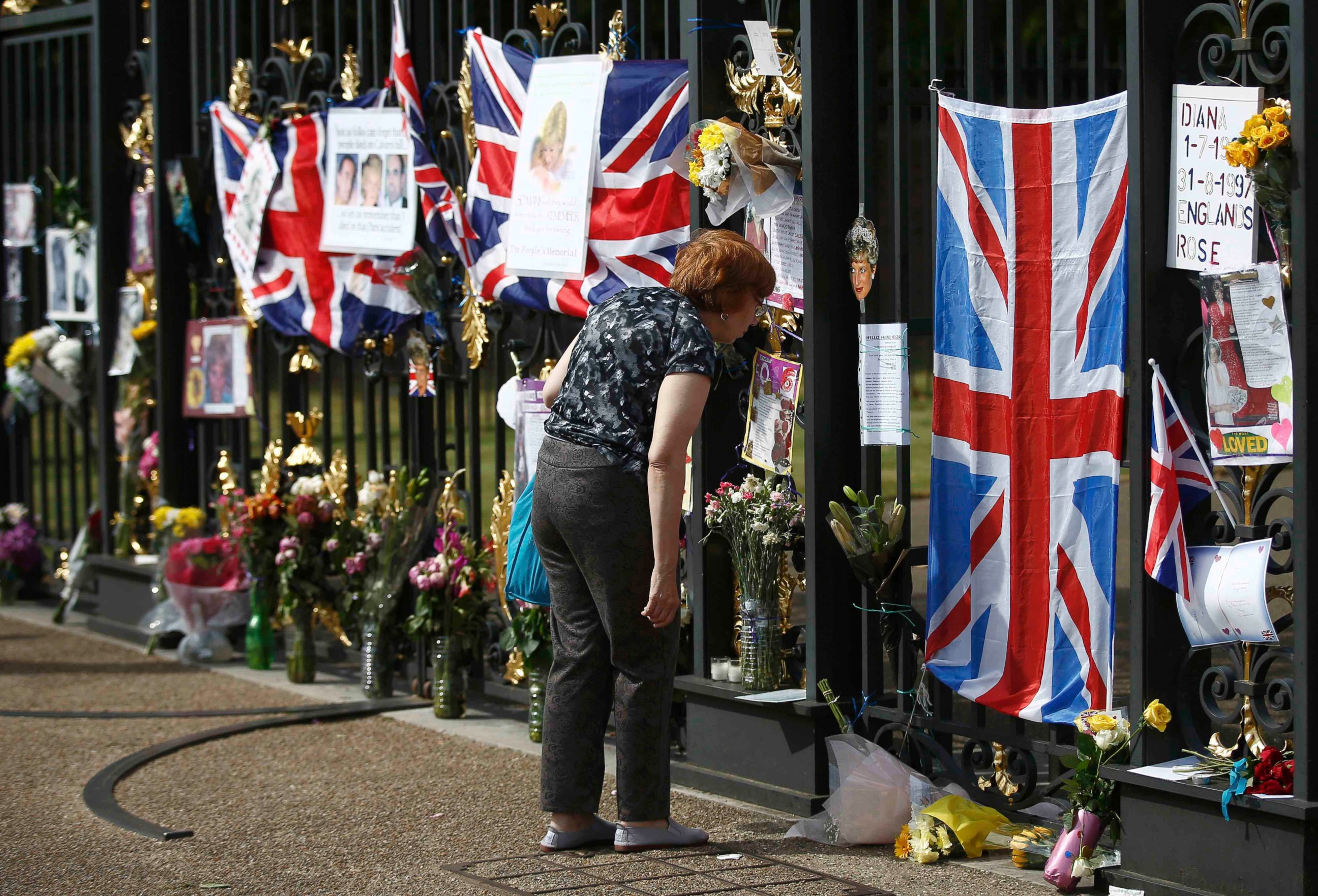 PHOTO: A woman looks at tributes left in honor of the late Princess Diana outside Kensington Palace on the 19th anniversary of her death in Paris after a car crash, in London, Britain Aug. 31, 2016.