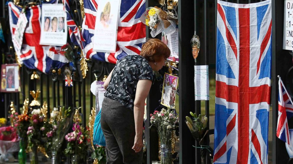 PHOTO: A woman looks at tributes left in honor of the late Princess Diana outside Kensington Palace on the 19th anniversary of her death in Paris after a car crash, in London, Britain Aug. 31, 2016.