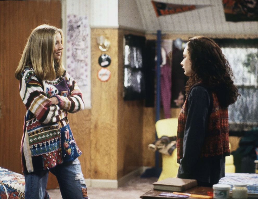 PHOTO: Sarah Chalke and  Sara Gilbert in a scene from "Roseanne" in 1993.