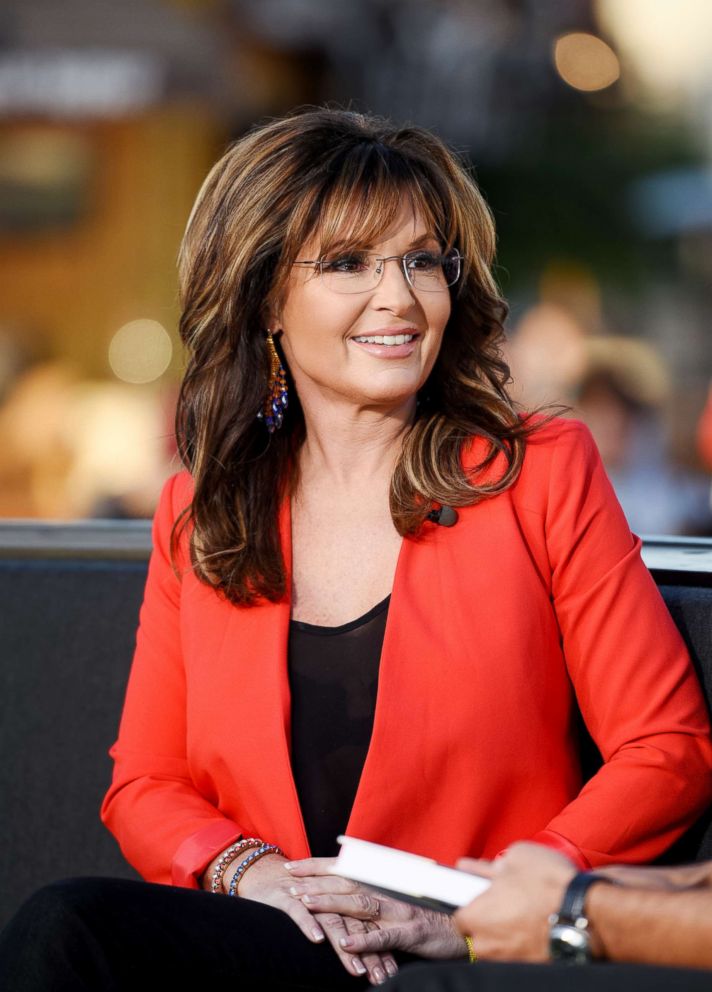 PHOTO: Sarah Palin visits "Extra" at Universal Studios Hollywood on Dec. 4, 2015, in Universal City, Calif.