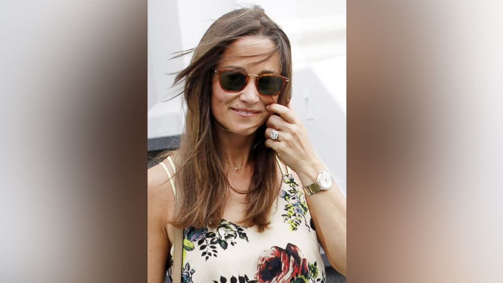 PHOTO: Pippa Middleton shows off her engagement ring in London, July 20, 2016.