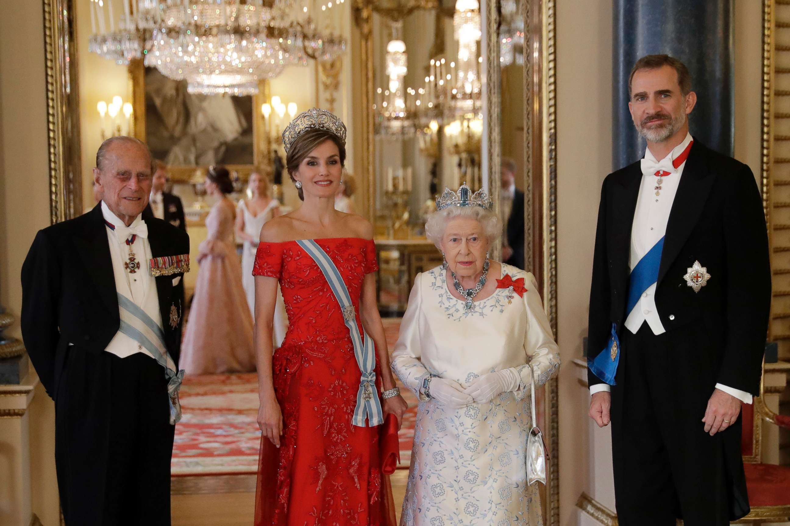 PHOTO: Britain's Queen Elizabeth II, her husband Prince Philip, Spain's King Felipe and his wife Queen Letizia pose for a group photograph before a State Banquet at Buckingham Palace in London, July 12, 2017. 