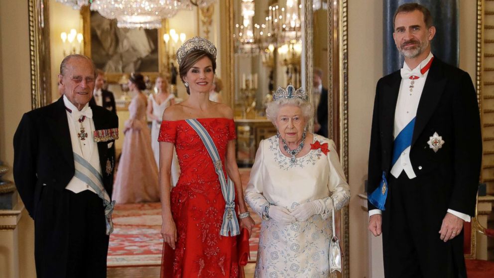 PHOTO: Britain's Queen Elizabeth II, her husband Prince Philip, Spain's King Felipe and his wife Queen Letizia pose for a group photograph before a State Banquet at Buckingham Palace in London, July 12, 2017. 