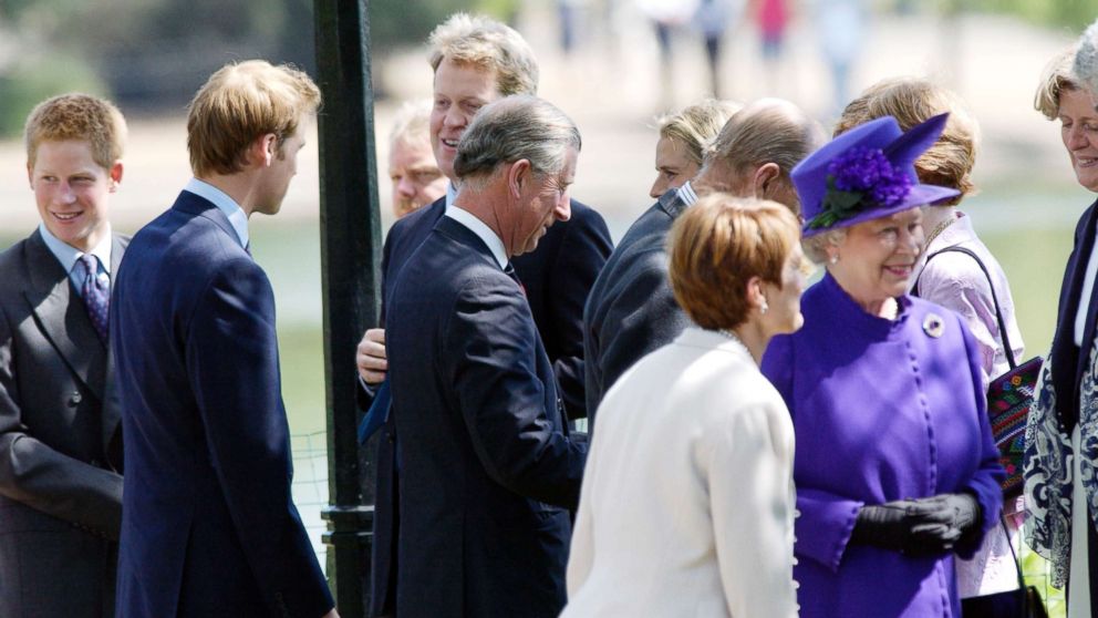 PHOTO: Queen Elizabeth II, Diana's Brother Charles Earl Spencer, Prince Charles, Prince William And Prince Harry At The Opening Of The Fountain Built In Memory Of Diana, Princess Of Wales, In London's Hyde Park, July 06, 2004. 