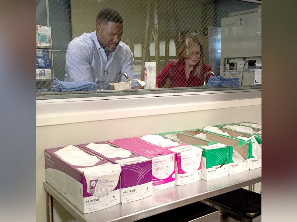 PHOTO: Good Morning America co-anchor Michael Strahan interviews Ellen Pompeo on the set of Greys Anatomy.